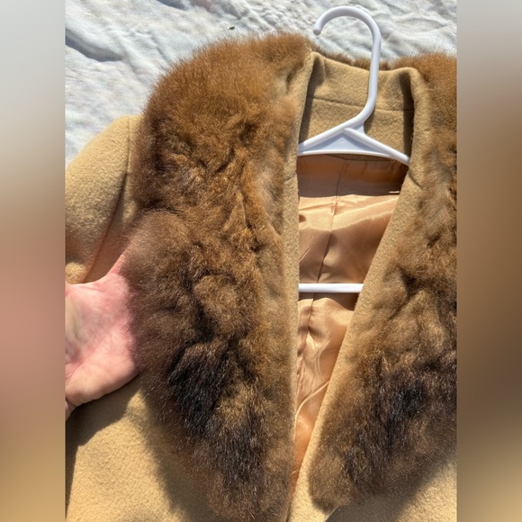 Elegant Vintage Tan Women's Coat with Fur Collar - Picture 3 of 6
